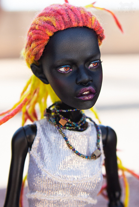 Gal Kioni, Abyss tint, curious face