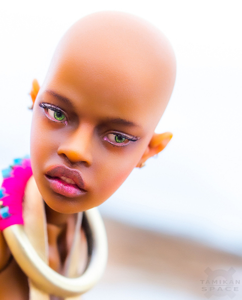 Gal Kioni, Curious face, Rainforest tint