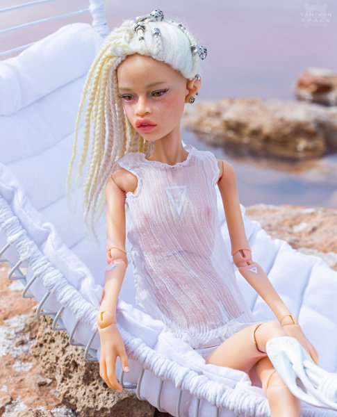 Tamikan Space Gal Kioni with Curious face, cyber leg, Stanced torso, Mediterranean skin tone